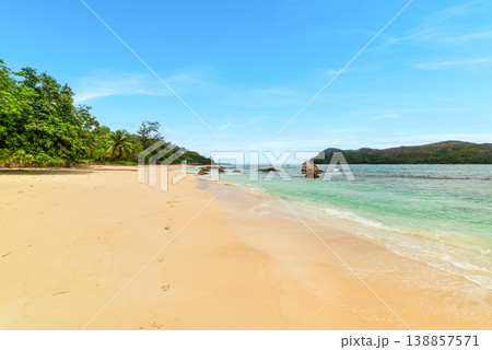 Footprints on a tropical beach on a sunny day 138857571
