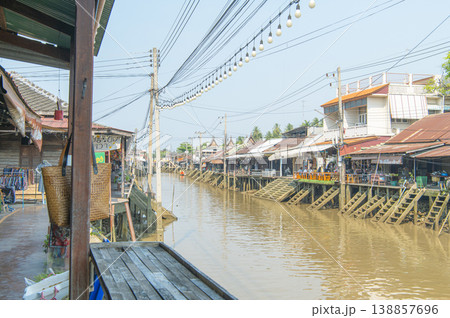 タイの水上マーケット 138857696