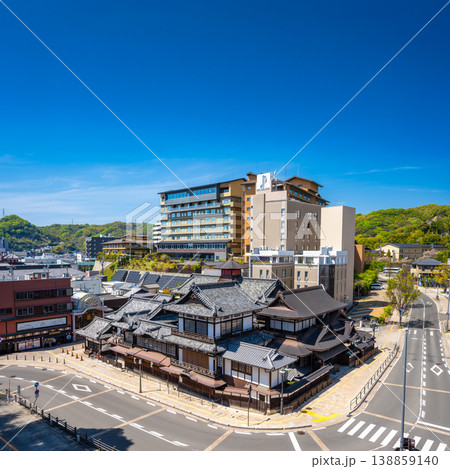 愛媛県松山市 道後温泉本館と周辺の街並み 138859140