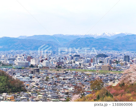 福島県福島市、市街地の展望風景 138860006