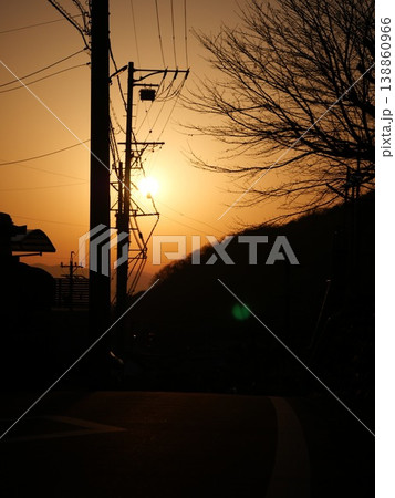 オレンジ色の夕焼けと影 138860966