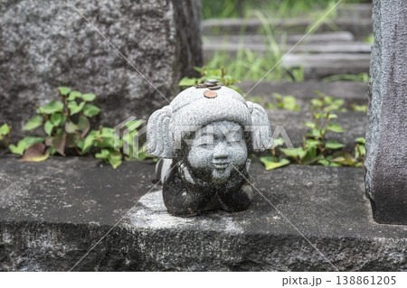 頬杖をついて穏やかな表情をしている石像 138861205