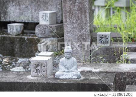 和の雰囲気漂う小さな石像 和の雰囲気漂う小さな石像 138861206