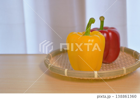 色鮮やかなパプリカ 138861360