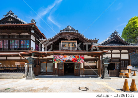 愛媛県松山市 道後温泉本館の正面外観 晴天の観光風景 愛媛県松山市 道後温泉本館の正面外観 晴天の観光風景 138861515