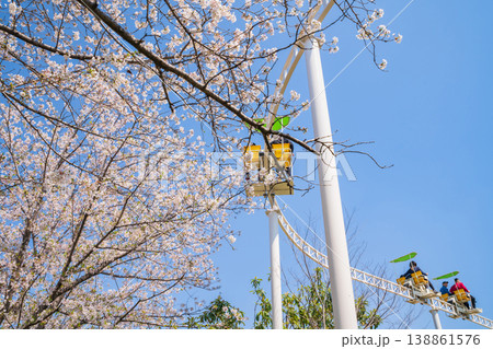 春のmeitoこどもランド・とだがわ、満開の桜とサイクルモノレール〈愛知県名古屋市〉 138861576