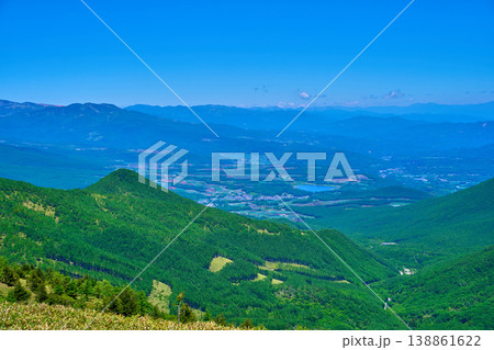 新緑の群馬県吾妻郡嬬恋村の湯ノ丸山頂から北東側の眺望(鍋蓋山,田代湖,嬬恋村など) 新緑の群馬県吾妻郡嬬恋村の湯ノ丸山頂から北東側の眺望(鍋蓋山,田代湖,嬬恋村など) 138861622