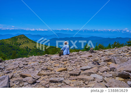 新緑の群馬県吾妻郡嬬恋村の湯ノ丸山頂から西側の眺望(烏帽子岳,北アルプス,大道山,登山者など) 138861629