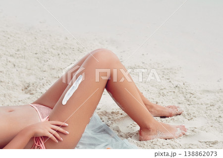 Summer holiday, applying sunscreen (suntan) creme 138862073