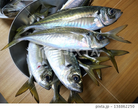 釣り上げたアジ 138862250