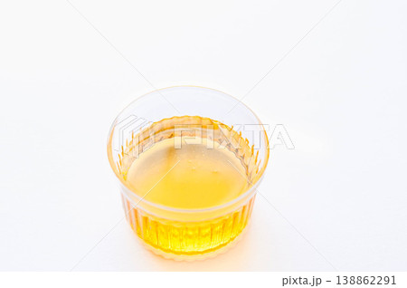 ガラス容器の中のアガベシロップ 138862291