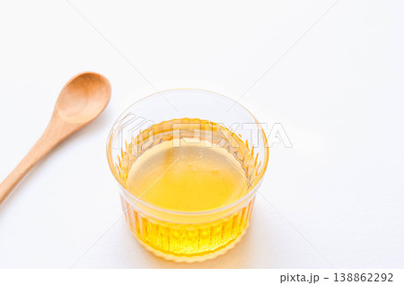 ガラス容器の中のアガベシロップ 138862292