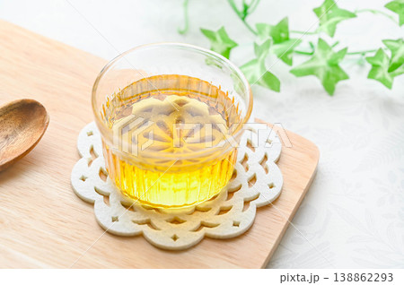 ガラス容器の中のアガベシロップ 138862293