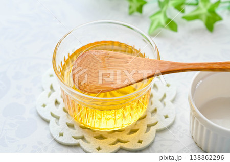 木のスプーンですくうガラス容器の中のアガベシロップ 138862296