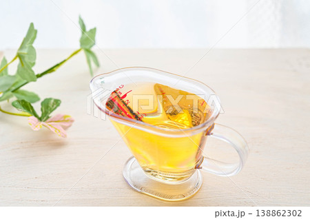 ガラス容器に入ったアガベシロップ 138862302