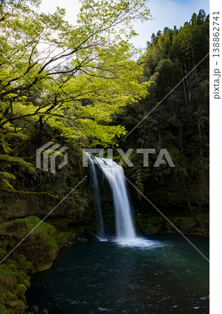 大分県玖珠町慈恩の滝のある風景 大分県玖珠町慈恩の滝のある風景 138862741