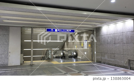 東京臨海高速鉄道りんかい線の品川シーサイド駅出入口 東京臨海高速鉄道りんかい線の品川シーサイド駅出入口 138863004