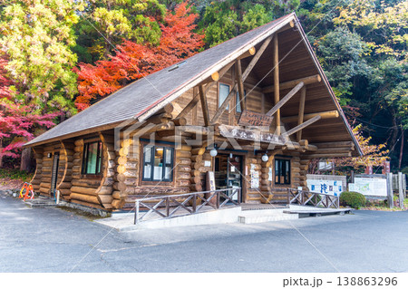 晩秋の寂地峡 朝の観光案内所 山口県岩国市 晩秋の寂地峡 朝の観光案内所 山口県岩国市 138863296