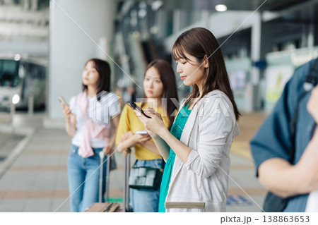 旅先でタクシー（バス）を待つ人たち　「撮影協力：関西国際空港（KIX）」 138863653