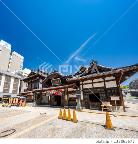 愛媛県松山市 道後温泉本館の外観 晴天の観光風景 138863675