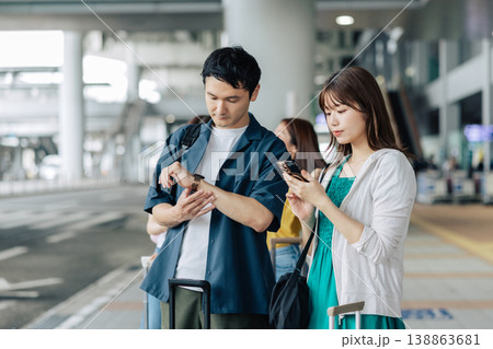 旅先でタクシー(バス)を待つカップル 「撮影協力:関西国際空港(KIX)」 旅先でタクシー(バス)を待つカップル 「撮影協力:関西国際空港(KIX)」 138863681