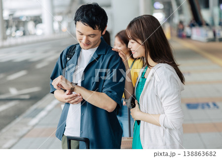 旅先でタクシー(バス)を待つカップル 「撮影協力:関西国際空港(KIX)」 旅先でタクシー(バス)を待つカップル 「撮影協力:関西国際空港(KIX)」 138863682