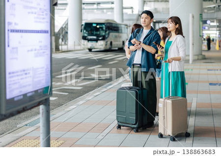 旅先でタクシー（バス）を待つカップル　「撮影協力：関西国際空港（KIX）」 138863683
