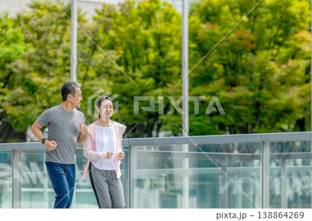街中を歩く女性 138864269