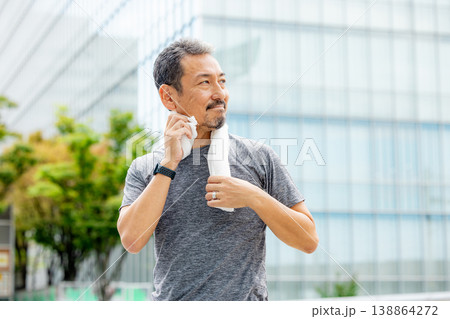 ジョギングするシニア男性 ジョギングするシニア男性 138864272