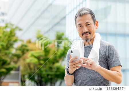 スマートフォンを持つシニア男性 スマートフォンを持つシニア男性 138864274