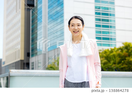 ランニングする女性 ランニングする女性 138864278