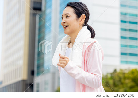 ランニングする女性 ランニングする女性 138864279