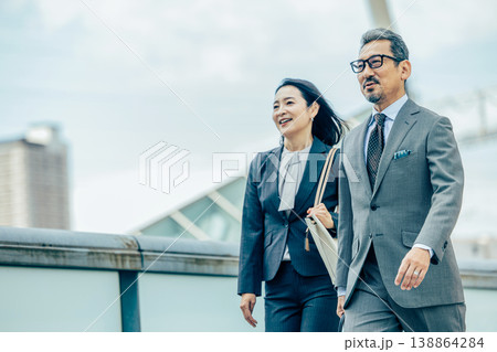男女のシニアビジネスマン 138864284