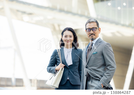 男女のシニアビジネスマン 138864287
