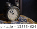 レトロな目覚まし時計と時間のイメージ 138864624