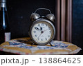 レトロな目覚まし時計と時間のイメージ 138864625