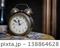 レトロな目覚まし時計と時間のイメージ 138864628