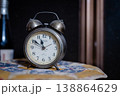 レトロな目覚まし時計と時間のイメージ 138864629