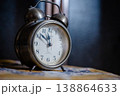 レトロな目覚まし時計と時間のイメージ 138864633