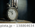 レトロな目覚まし時計と時間のイメージ 138864634