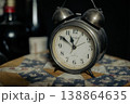 レトロな目覚まし時計と時間のイメージ 138864635