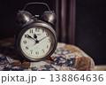 レトロな目覚まし時計と時間のイメージ 138864636