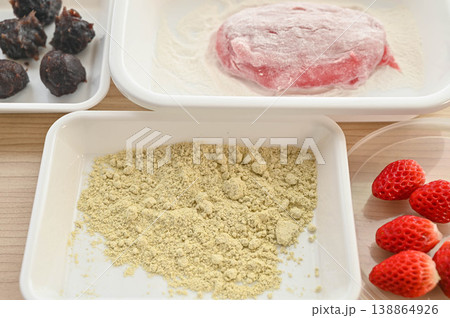 春を彩る手作り和菓子、うぐいす粉といちごで楽しむお餅作り 春を彩る手作り和菓子、うぐいす粉といちごで楽しむお餅作り 138864926