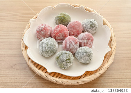 春の和菓子　よもぎ餅といちご餅の盛り合わせ 138864928