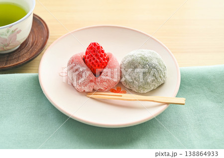 手作りの和菓子　いちご大福と草餅 138864933