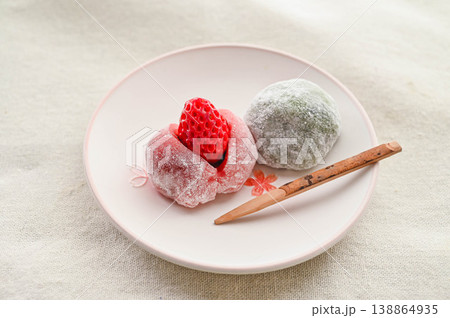 手作りの和菓子 いちご大福と草餅 手作りの和菓子 いちご大福と草餅 138864935