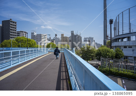 初夏の青空と歩道橋 東京都江戸川区清新町 初夏の青空と歩道橋 東京都江戸川区清新町 138865095