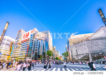 日本の東京都市景観4月12日。観光客らで賑わう数寄屋橋交差点やソニーパークなどを望む。奥は銀座四丁目 138865466