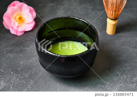 日本の茶道 茶筅と椿をそえて (和風イメージ) 日本の茶道 茶筅と椿をそえて (和風イメージ) 138865471