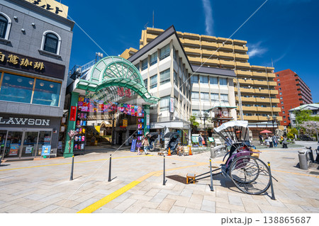 道後温泉駅前のアーケード街「道後ハイカラ通り」入口と人力車の風景 138865687